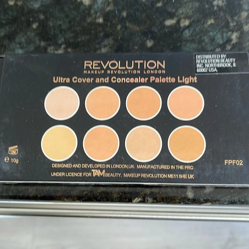Makeup revolution London Concealer & Ultra Cover Palette 8 Shades Light NIB